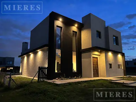 Casa en venta sobre lote interno en Barrio Ceibos Puertos del Lago