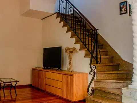 Casa 7 ambientes con 2 baños