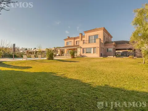 Casa en Estancias del Pilar. Pilar