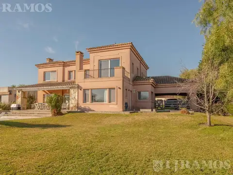 Casa en Estancias del Pilar. Pilar