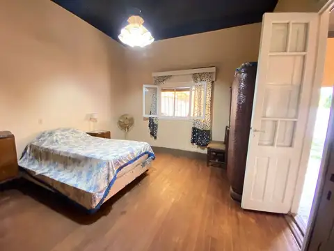 CASA EN ALQUILER BERNAL 2 DORMITORIOS GARAGE PATIO