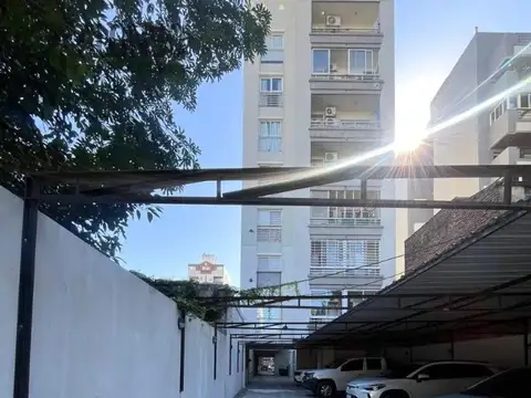 ALQUILER COCHERA CUBIERTA  EN LANÚS OESTE