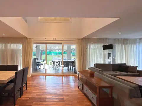 Casa en Venta con 4 cocheras