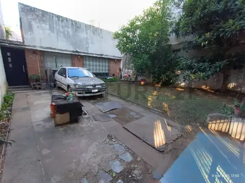 Venta de hermosa y amplia casa a refaccionar en Villa Luro .