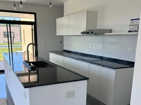 MODERNA CASA 5 AMBIENTES BARRIO SAN FELIPE CANNING