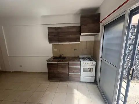 DEPARTAMENTO 2 AMBIENTES CON PATIO A LA VENTA EN CASEROS