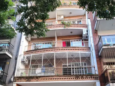 Excelente departamento en Belgrano a una cuadra de las barrancas y de Juramento. Al frente con edificios bajos y protegidos por el gobierno de la ciudad. DUEÑO DIRECTO.