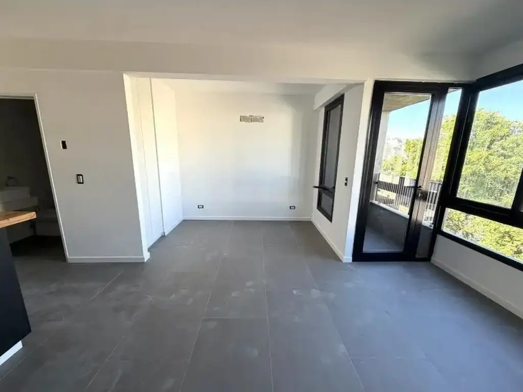 Sarandí 1000, Piso 5