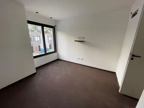 Casa en Alquiler con 1 cochera
