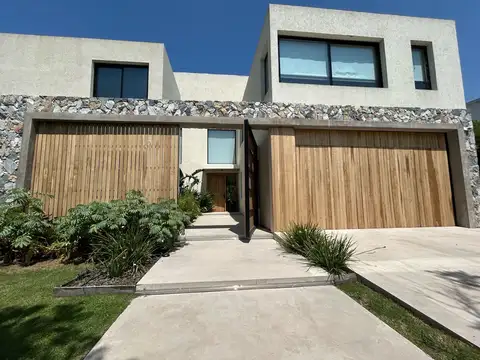 Casa 8 ambientes con 5 baños