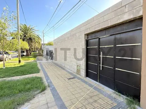 CASA DE 1 DORMITORIO, JARDÍN AL FRENTE Y PATIO - TERRENO DE 10X40m