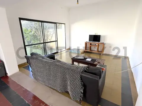 CASA DE 1 DORMITORIO, JARDÍN AL FRENTE Y PATIO - TERRENO DE 10X40m