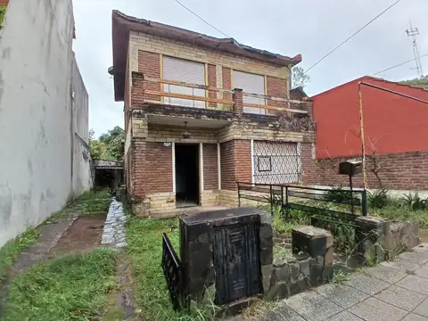 Chalet en 2 Plantas a refaccionar en Excelente ubicación.