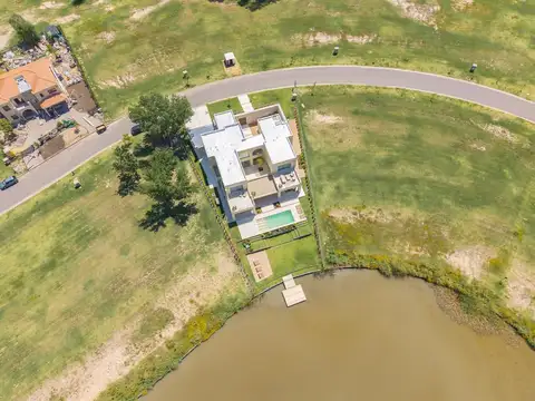 Casa en Alquiler con 2 cocheras