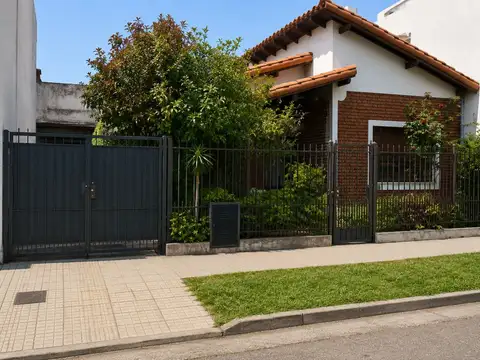 OPORTUNIDAD AMPLIA PROPIEDAD A REFACCIONAR. ESCUCHA OFERTA.
