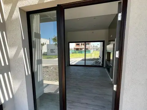 Casa 4 ambientes con 2 baños