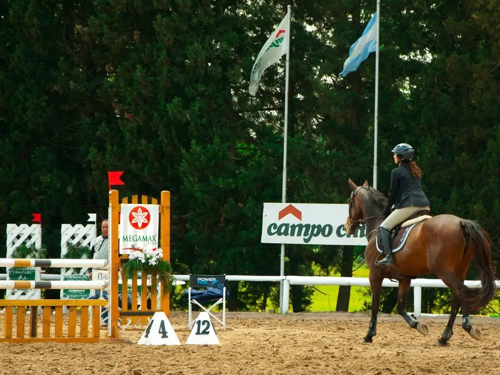 Actividades deportivas futbol, voley, paddle, golf, tenis, basquet, hockey, equitacion en Campo Chico