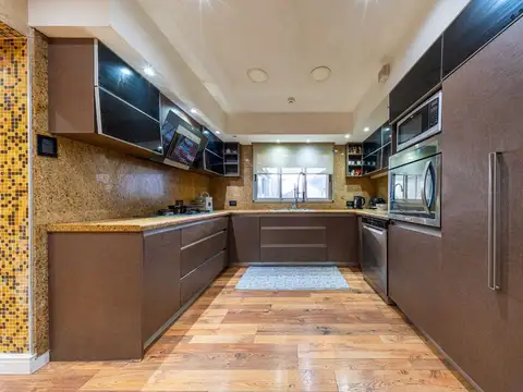 Casa 8 ambientes con 2 baños