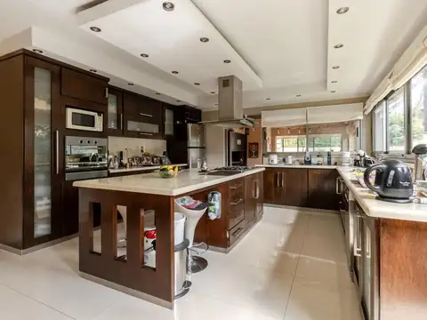 Casa en Venta con 2 cocheras