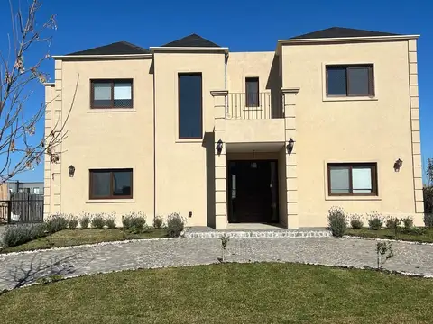 HERMOSA CASA A LAGUNA EN VENTA
