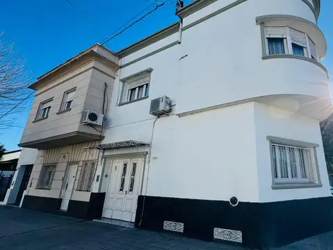 Casa amplia con 3 dormitorios y cochera en LA PLATA