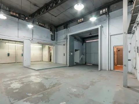 Depósito con oficinas en Barracas