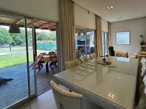 Casa en Venta con 2 cocheras