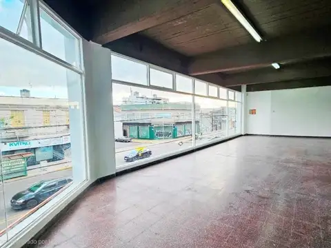 Oficina/Showroom /Local 1° piso en  Excelente Zona Comercial Warnes y Dorrego
