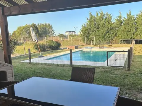 Casa 4 ambientes con 2 baños