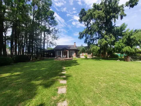 Venta Casa de 3 Dormitorios con Gran Lote Forestado y Pileta