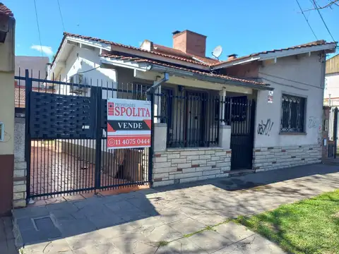 Chalet de 3 ambientes en lote propio, con entrada para varios autos, quincho con parrilla