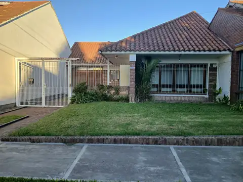 VENDE CASA CON COCHERA