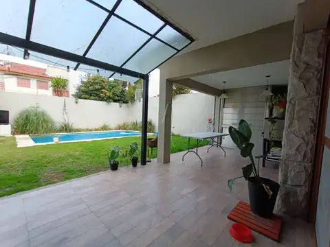 ALQUILER – CASA DE 7 AMBIENTES CON JARDÍN Y PILETA EN OLIVOS, COCHERA CUBIERTA