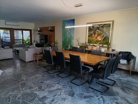 Casa en Alquiler con 2 cocheras