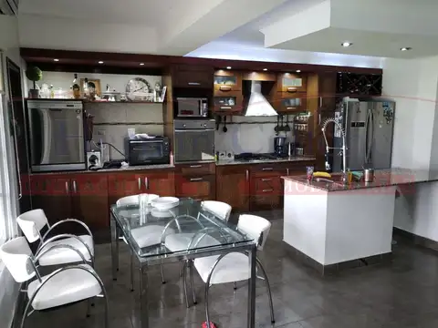 EXCELENTE CASA 5 AMBIENTES CON PILETA EN SAN JUSTO