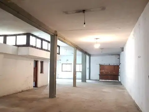 GALPON Y DEPARTAMENTO DE TRES AMBIENTES.