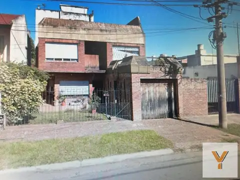 Casa en venta - 5 Dormitorios 2 Baños - Cochera - Morón