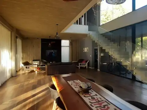 Venta casa de categoría cinco dormitorios con pileta en Barrio Privado Puerto Paraíso