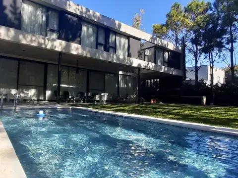 Casa en Venta con 3 cocheras
