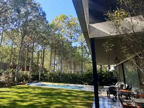 Venta casa de categoría cinco dormitorios con pileta en Barrio Privado Puerto Paraíso