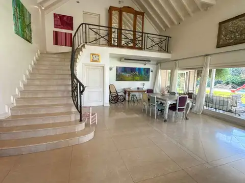 Casa en Venta con 2 cocheras