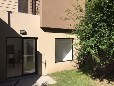 Casa en Alquiler con 1 cochera