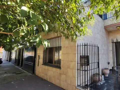 IMPORTANTE CASA EN DOS PLANTAS CON GALPÓN/DEPOSITO
