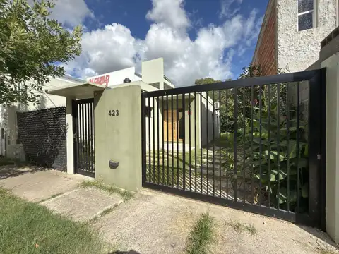 Casa en Alquiler con 1 cochera