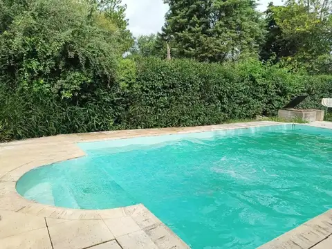 Venta casa dos dormitorios, pileta y jardín Funes