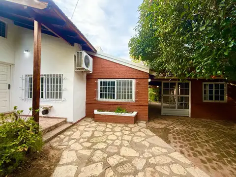 Casa en Alquiler con 2 cocheras