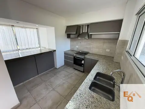 Casa 4 ambientes con 2 baños