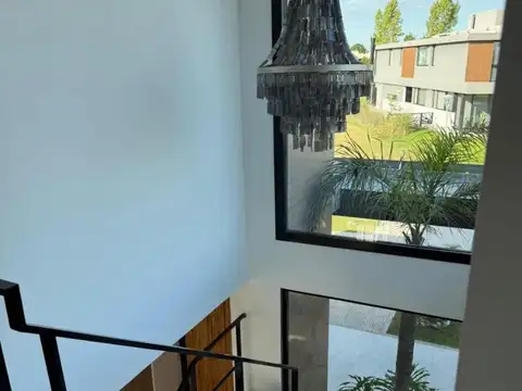 Casa en Alquiler con 6 cocheras