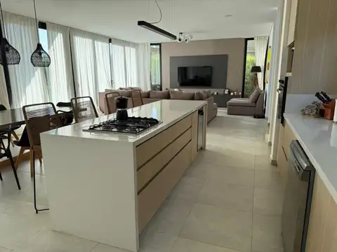 Casa en Alquiler en Terralagos, USD 4.000