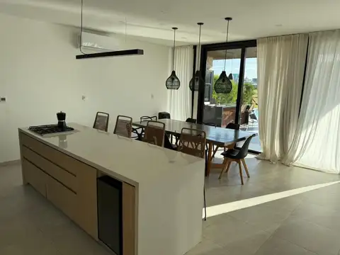 Casa 5 ambientes con 3 baños